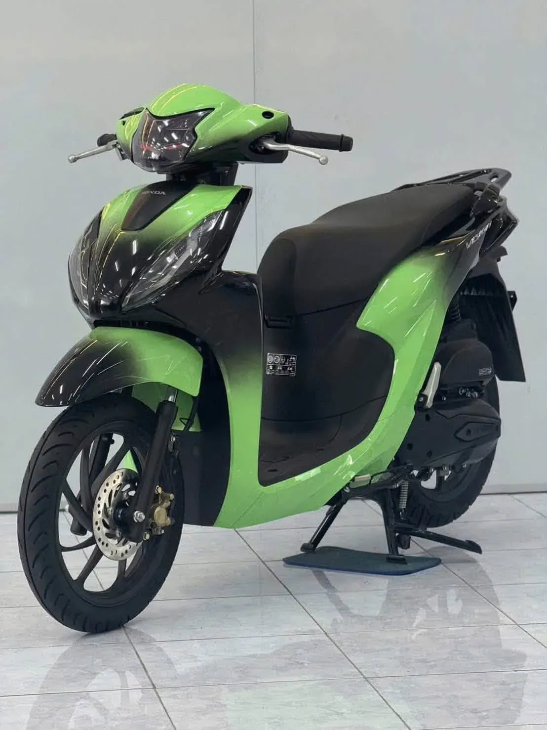Honda Vision xanh lá sơn theo yêu cầu cho sinh viên tại Luân Thành Công Bình Dương