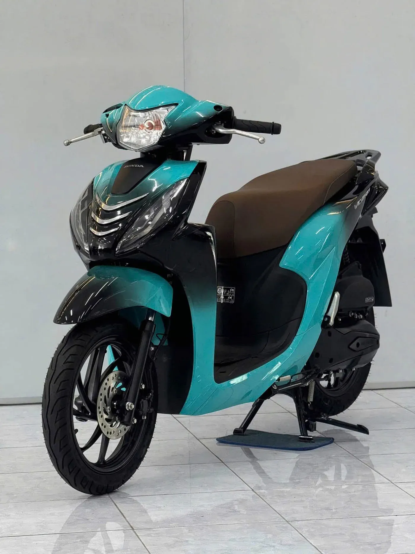Honda Vision xanh ngọc đen tại showroom Luân Thành Công Thuận Giao Bình Dương