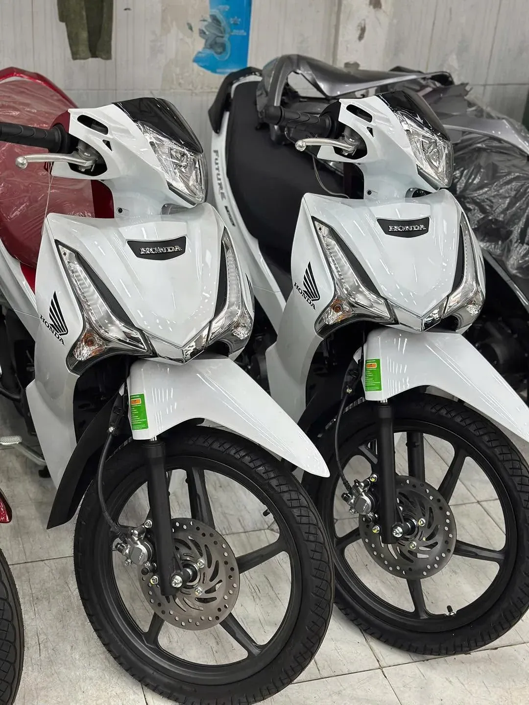 Honda Wave RSX trắng tại showroom Luân Thành Công Thủ Khoa Huân