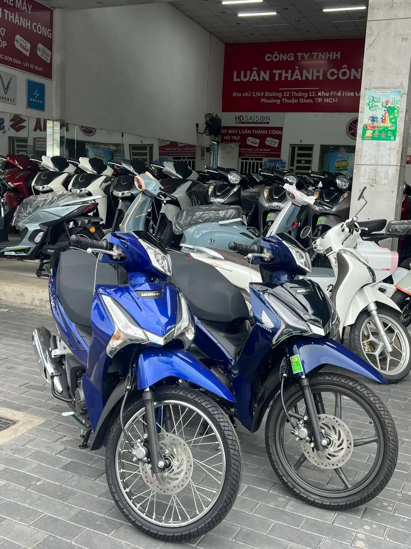 Honda Wave xanh dương trước showroom Luân Thành Công đường 22/12 Thuận Giao