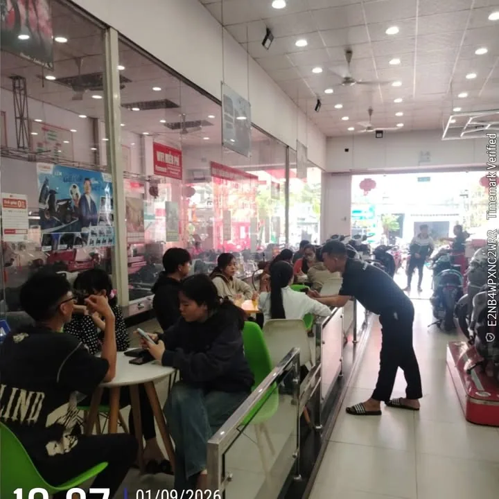 Khách hàng được tư vấn tại khu vực chờ showroom Luân Thành Công Bình Dương