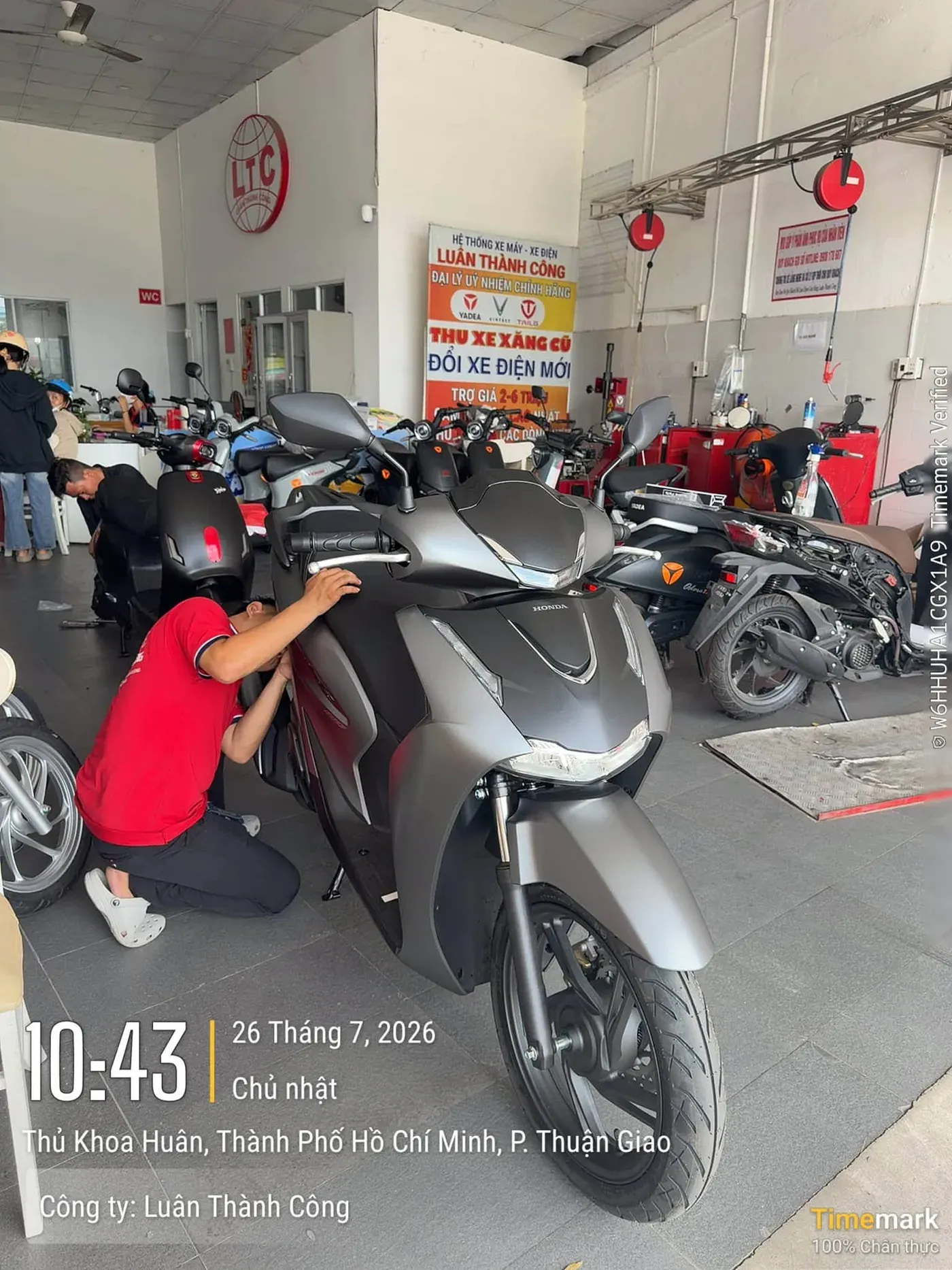 Khách hàng kiểm tra xe trước khi nhận tại showroom Luân Thành Công Thủ Khoa Huân Thuận Giao