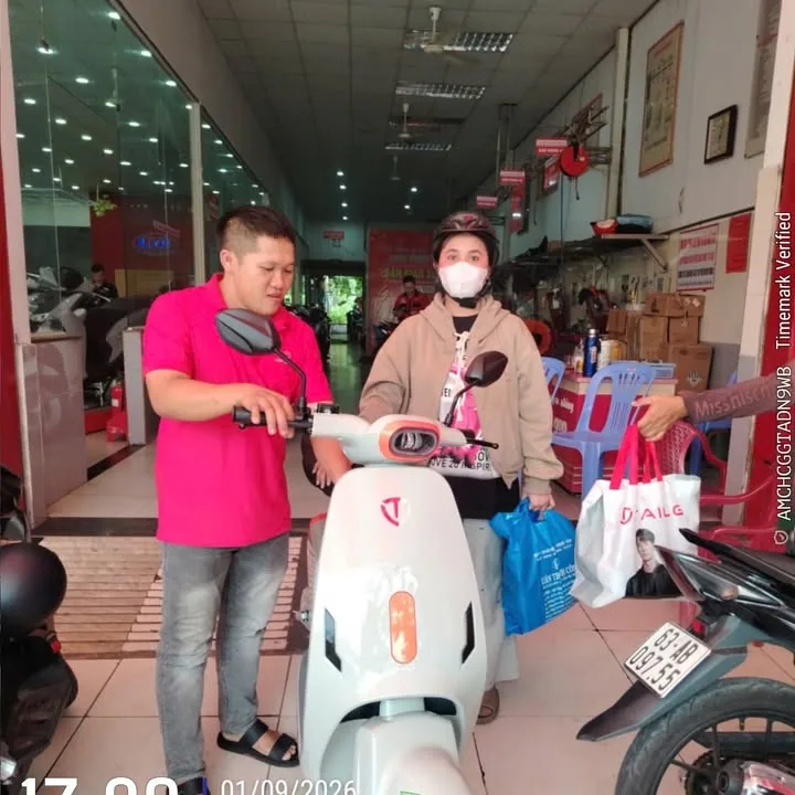 Khách hàng nhận xe điện tại Luân Thành Công Bình Dương