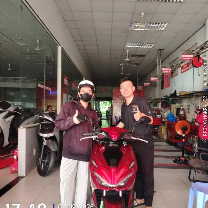 Khách hàng nhận xe máy Honda tại Luân Thành Công Bình Dương
