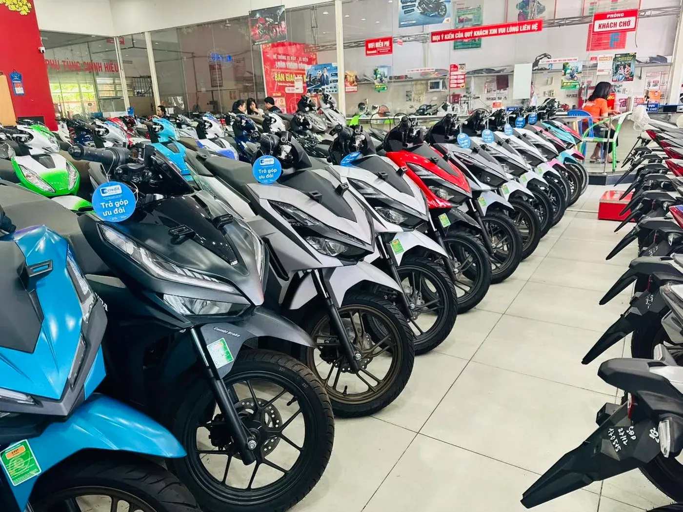 Khu trưng bày xe tay ga Honda tại showroom Luân Thành Công Thuận An Bình Dương