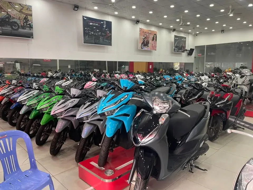 Khu trưng bày xe máy trong nước và nhập khẩu tại showroom Luân Thành Công Thuận An