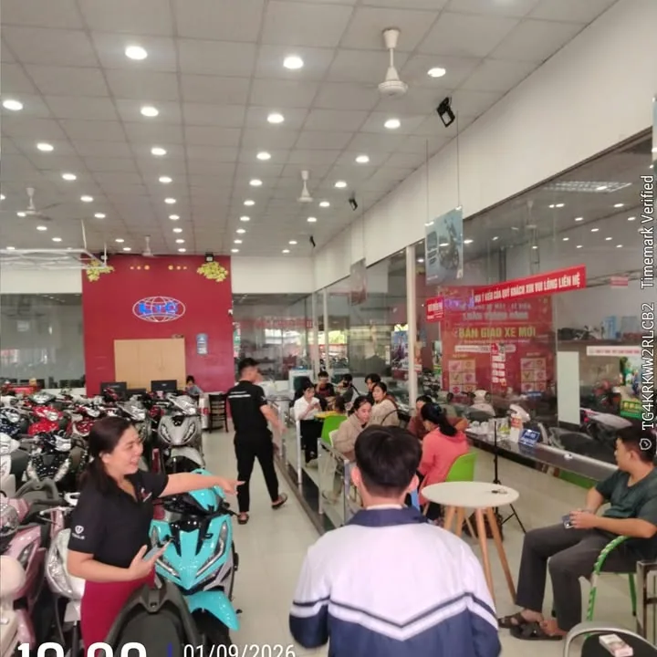 Showroom bàn giao xe mới Luân Thành Công Bình Dương với dãy xe máy điện