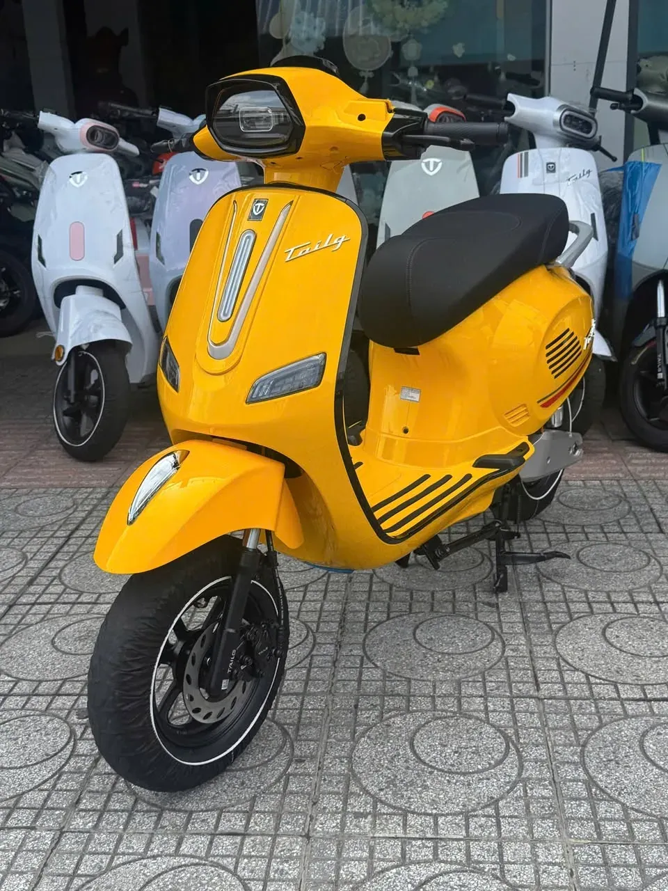 Tailg R51 màu vàng tại showroom Luân Thành Công Thuận Giao, Bình Dương