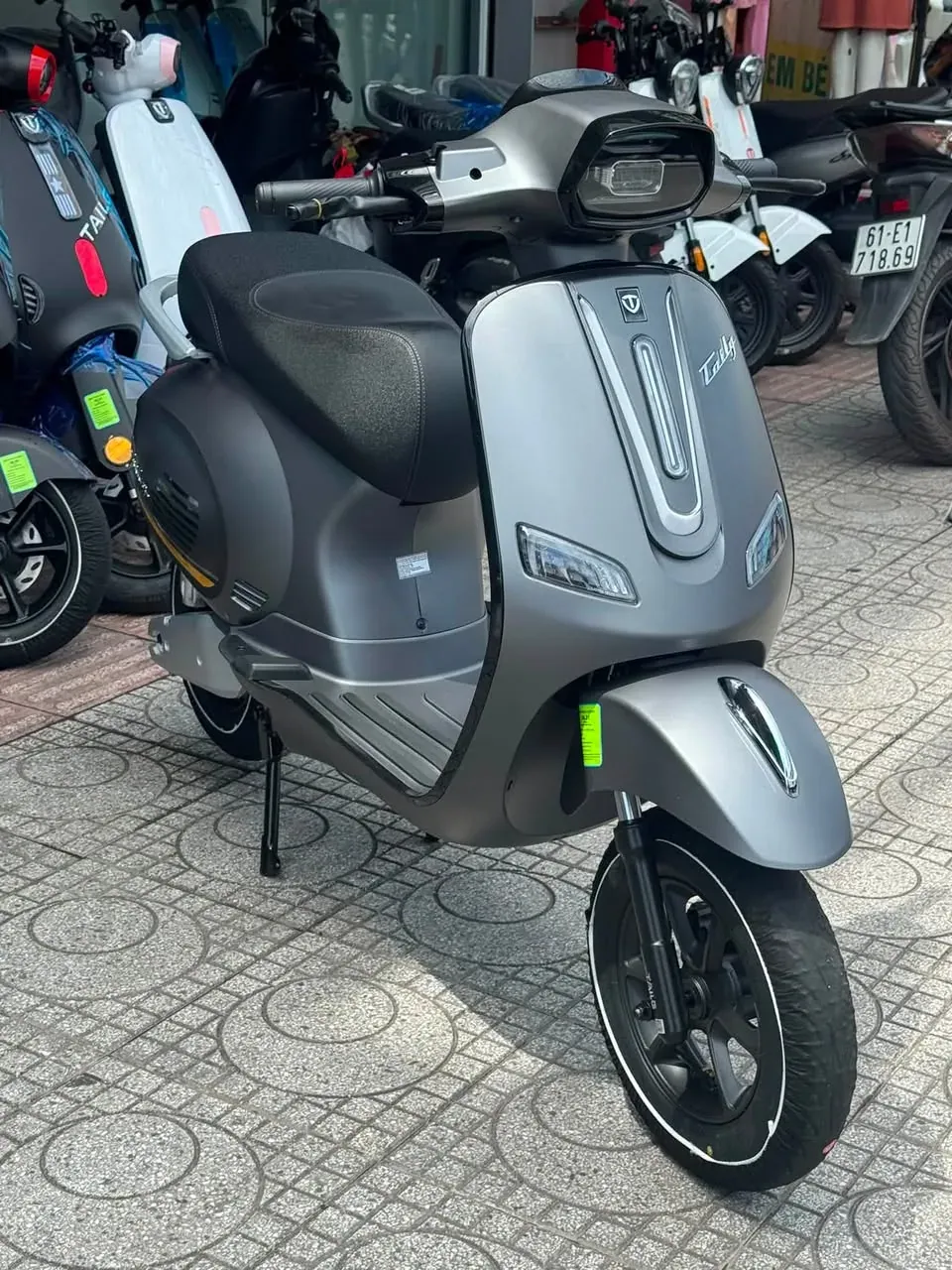Tailg R51 xám góc nghiêng tại Luân Thành Công Bình Dương