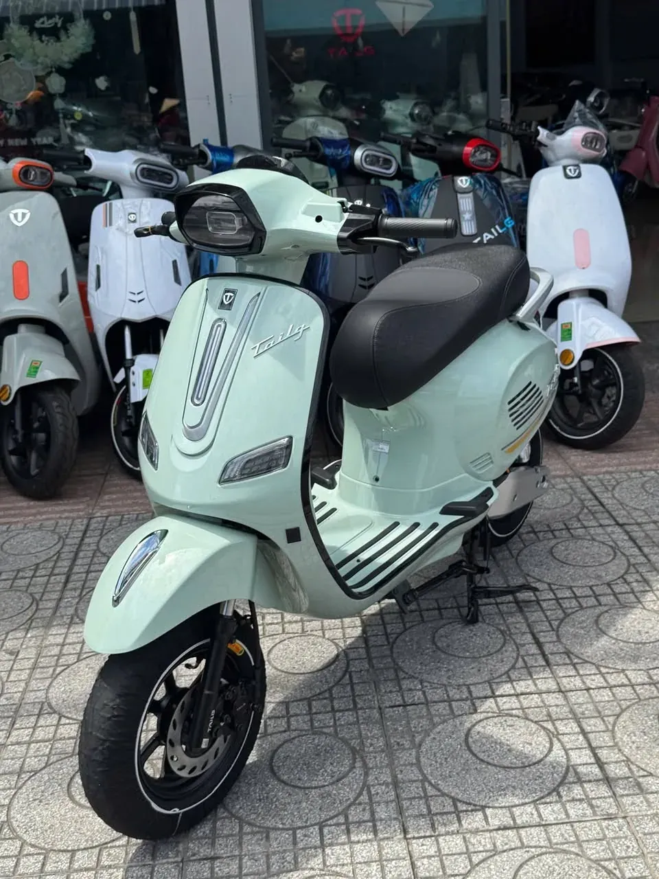 Tailg R51 màu xanh mint tại showroom Luân Thành Công Thuận Giao, Thuận An