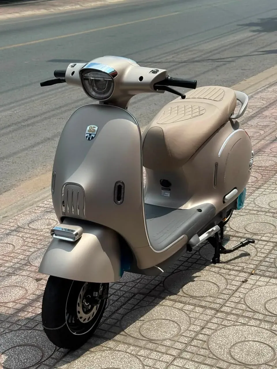 Tailg R60 màu be toàn thân tại showroom Luân Thành Công Bình Dương