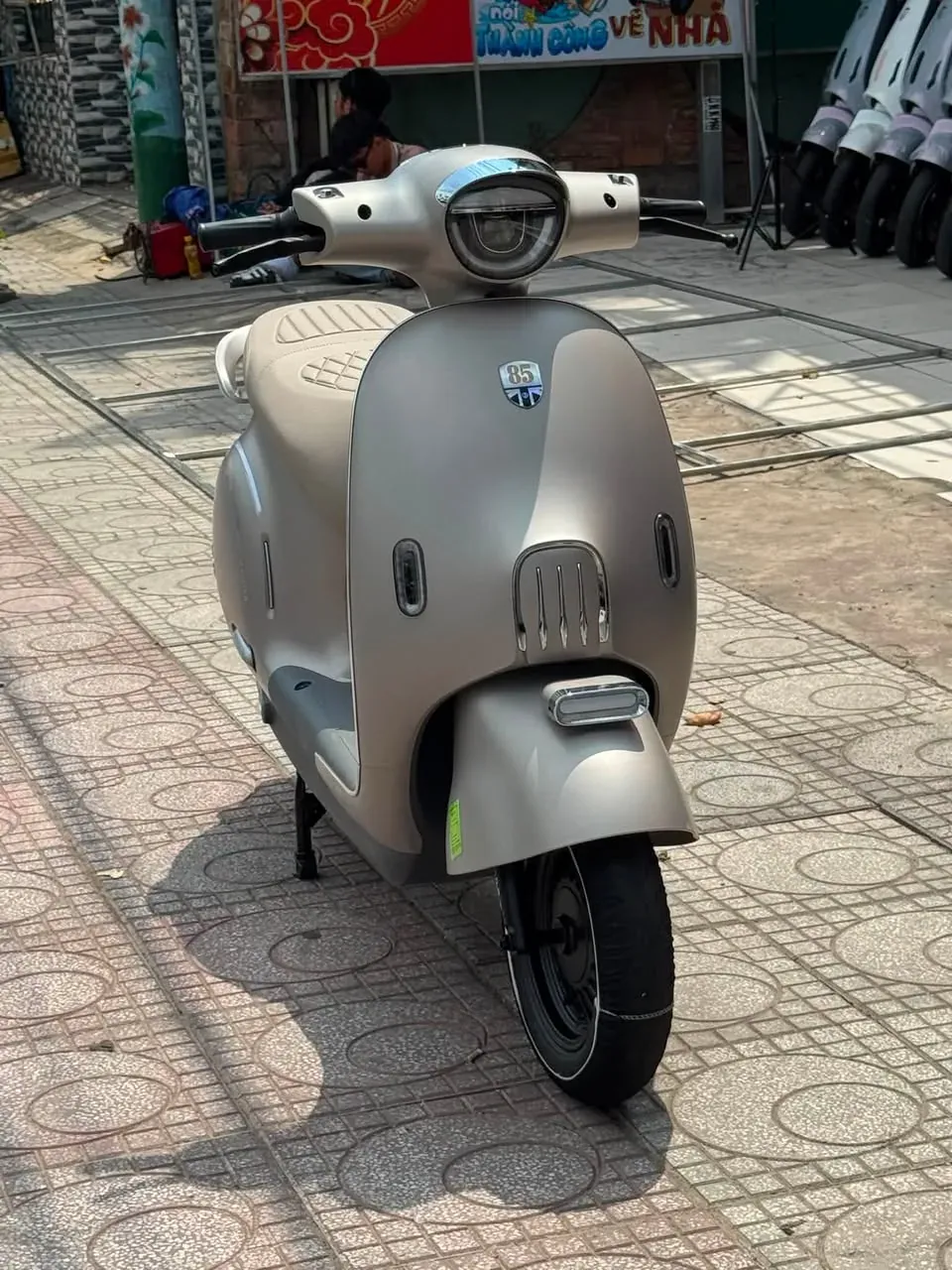 Tailg R60 màu be nhìn từ phía trước tại Luân Thành Công Bình Dương