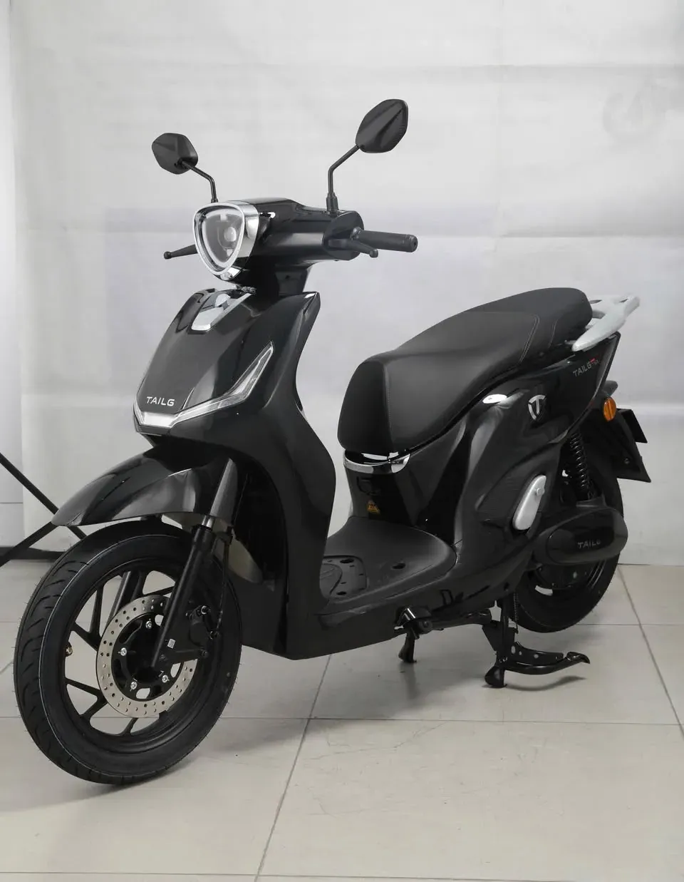 Tailg T61L màu đen toàn thân tại showroom Luân Thành Công Thuận An, Bình Dương