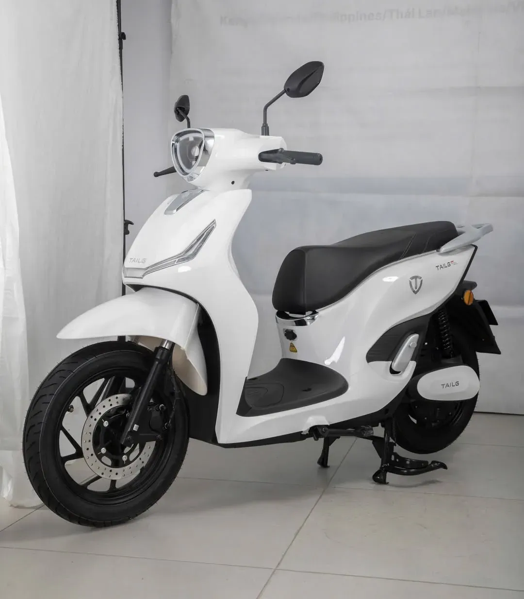 Tailg T61L màu trắng góc nghiêng tại showroom Luân Thành Công Bình Dương