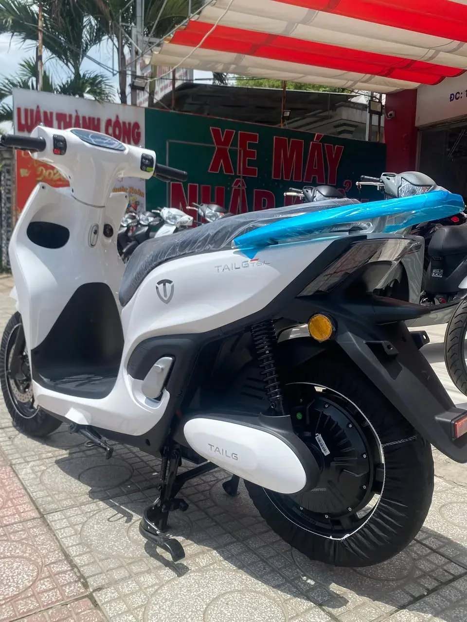 Thân xe Tailg T61L màu trắng tại showroom Luân Thành Công Thuận Giao, Bình Dương