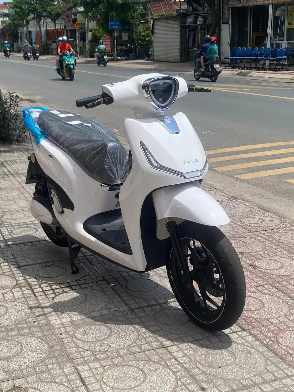 Tailg T61L màu trắng toàn thân tại showroom Luân Thành Công Thuận Giao, Thuận An