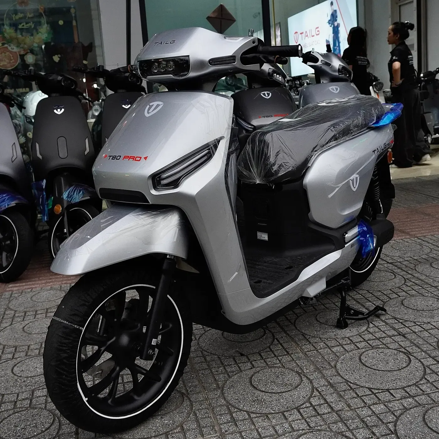 Tailg T80 Pro màu bạc toàn thân tại showroom Luân Thành Công Thuận Giao, Bình Dương