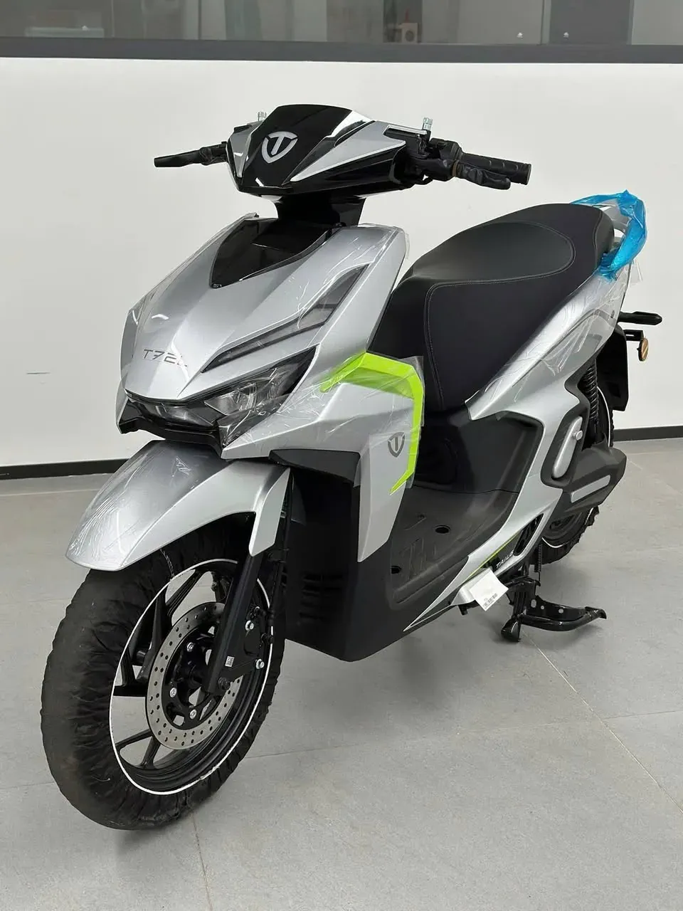 Tailg T72L xe điện thể thao màu bạc tại showroom Luân Thành Công Thuận An, Bình Dương