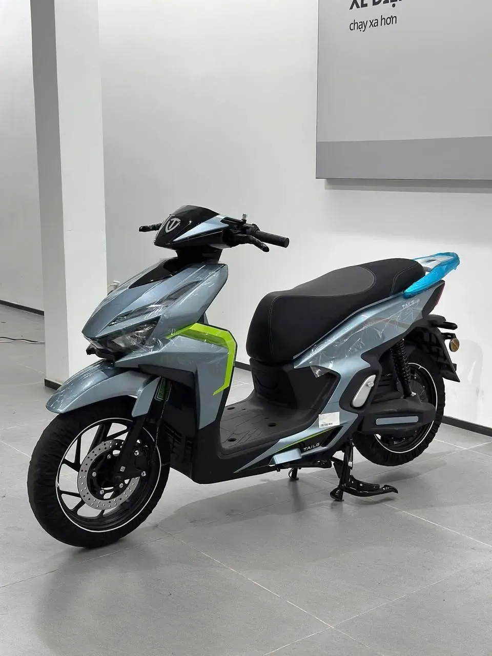 Tailg T72L xe điện thể thao màu xám xanh tại showroom Luân Thành Công Bình Dương