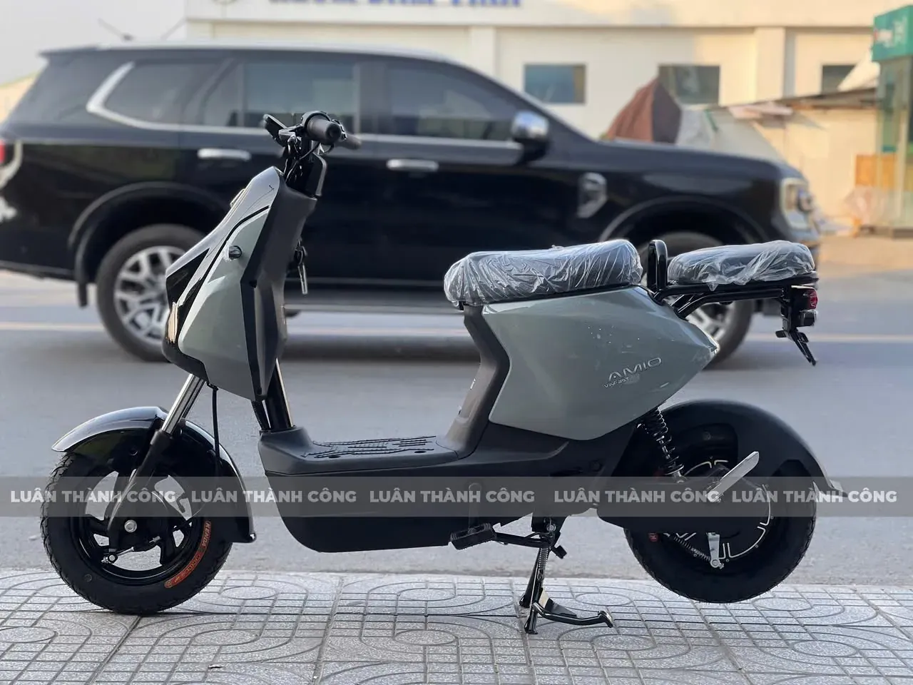 VinFast Amio đen xám toàn thân tại Luân Thành Công Bình Dương