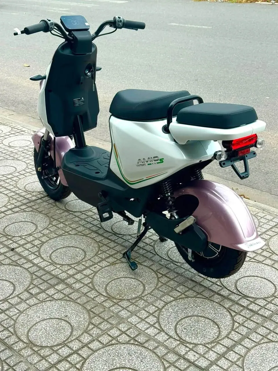 Đuôi xe VinFast Amio S2 Tím Hồng tại Luân Thành Công Thuận An Bình Dương