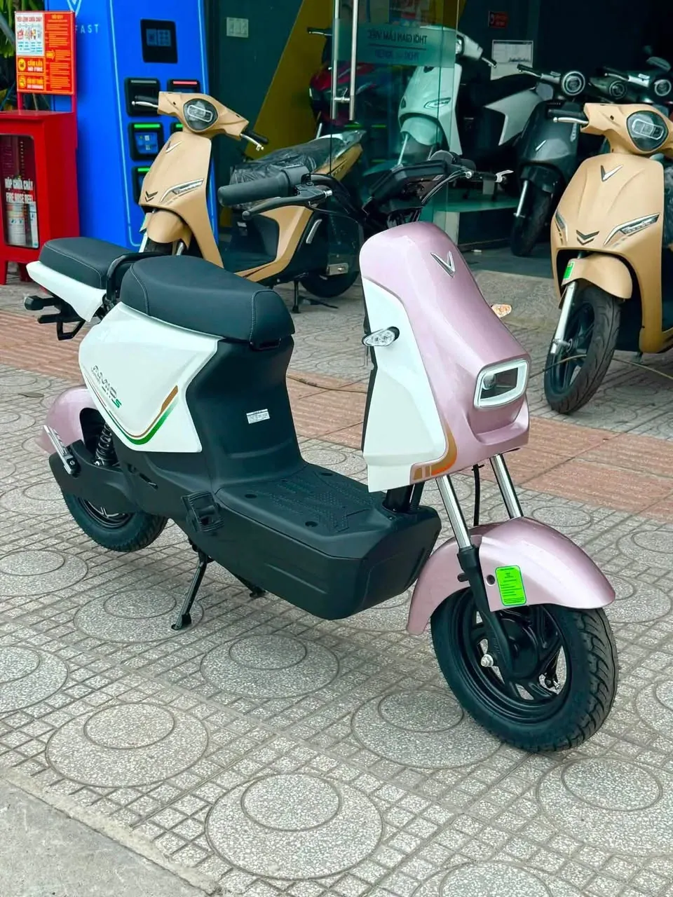 VinFast Amio S2 Tím Hồng trong showroom Luân Thành Công Bình Dương