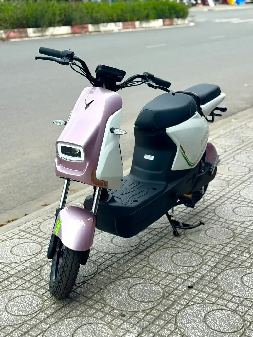 VinFast Amio S2 tím hồng toàn thân tại showroom Luân Thành Công Thuận Giao Thuận An