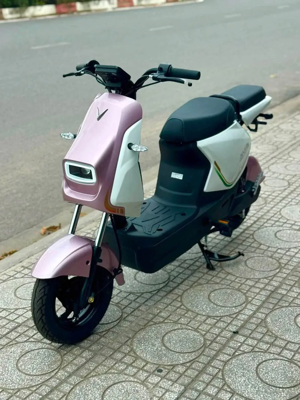 Đầu xe VinFast Amio S2 Tím Hồng tại showroom Luân Thành Công Bình Dương