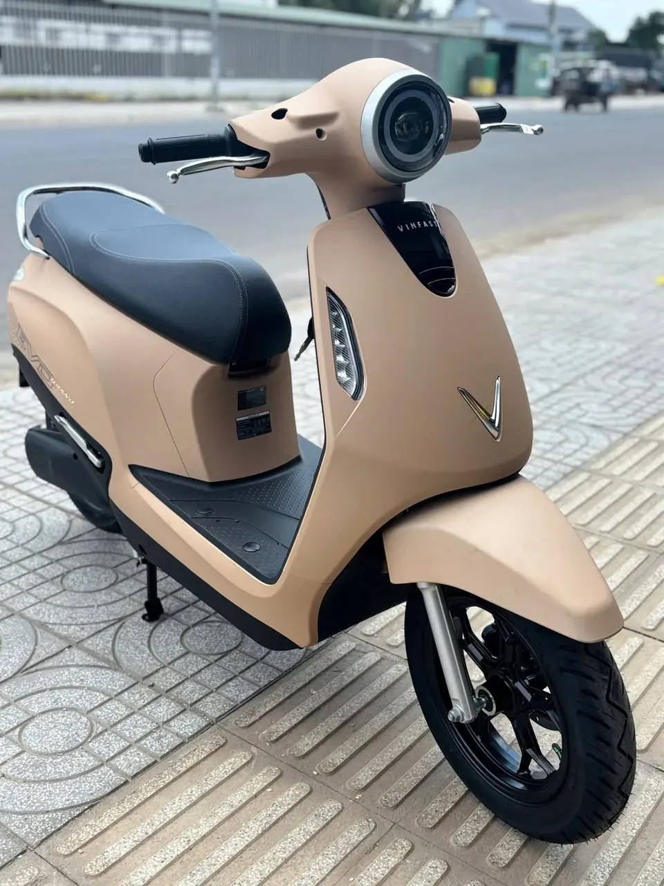 VinFast Evo màu be toàn thân tại showroom Luân Thành Công Tân Khánh Bình Dương