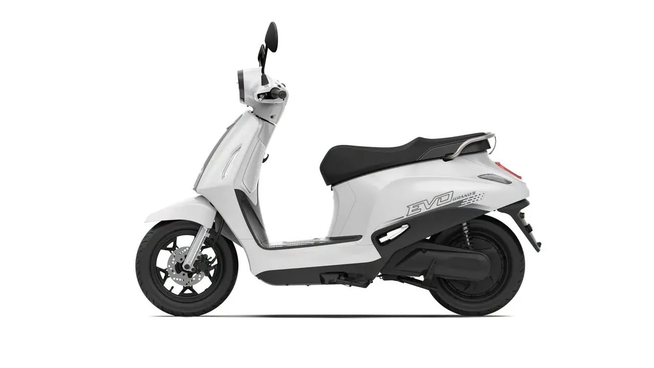 VinFast Evo Grand II nhìn ngang toàn thân xe tại showroom Bình Dương