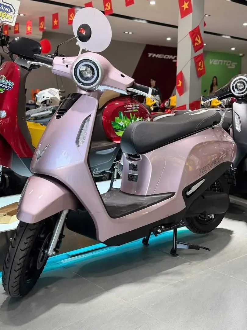 VinFast Evo Grand Lite hồng tại showroom Luân Thành Công Bình Dương