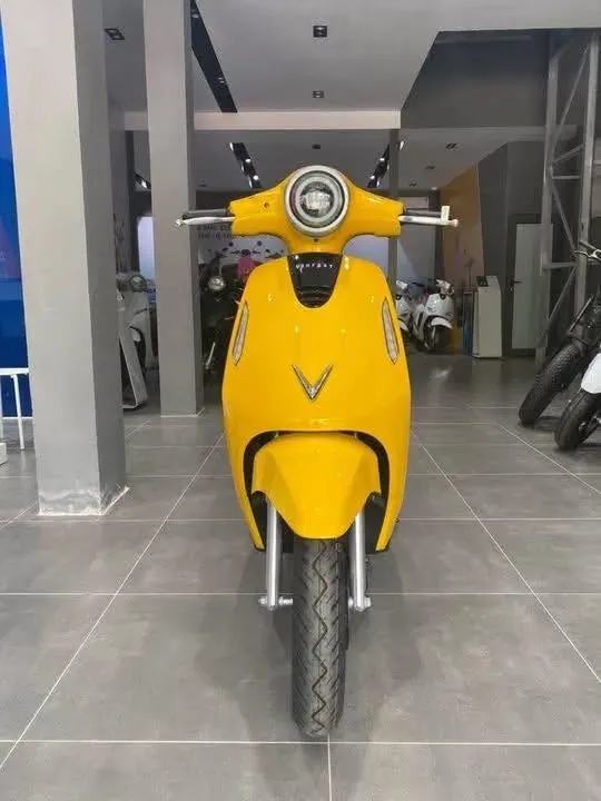 VinFast Evo Grand Lite vàng tại showroom Luân Thành Công Bình Dương