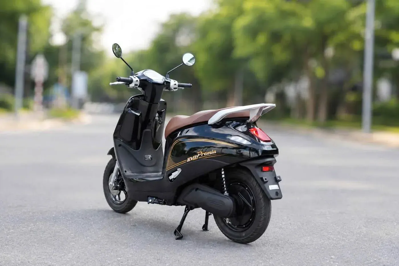 Đuôi xe VinFast Evo Grand Premia đen nâu tại Luân Thành Công Bình Dương