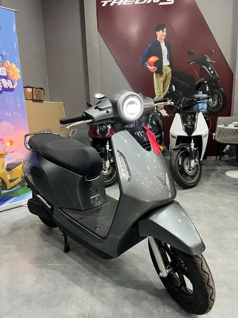 VinFast Evo Grand xám bạc toàn thân tại showroom Luân Thành Công Tân Khánh Bình Dương