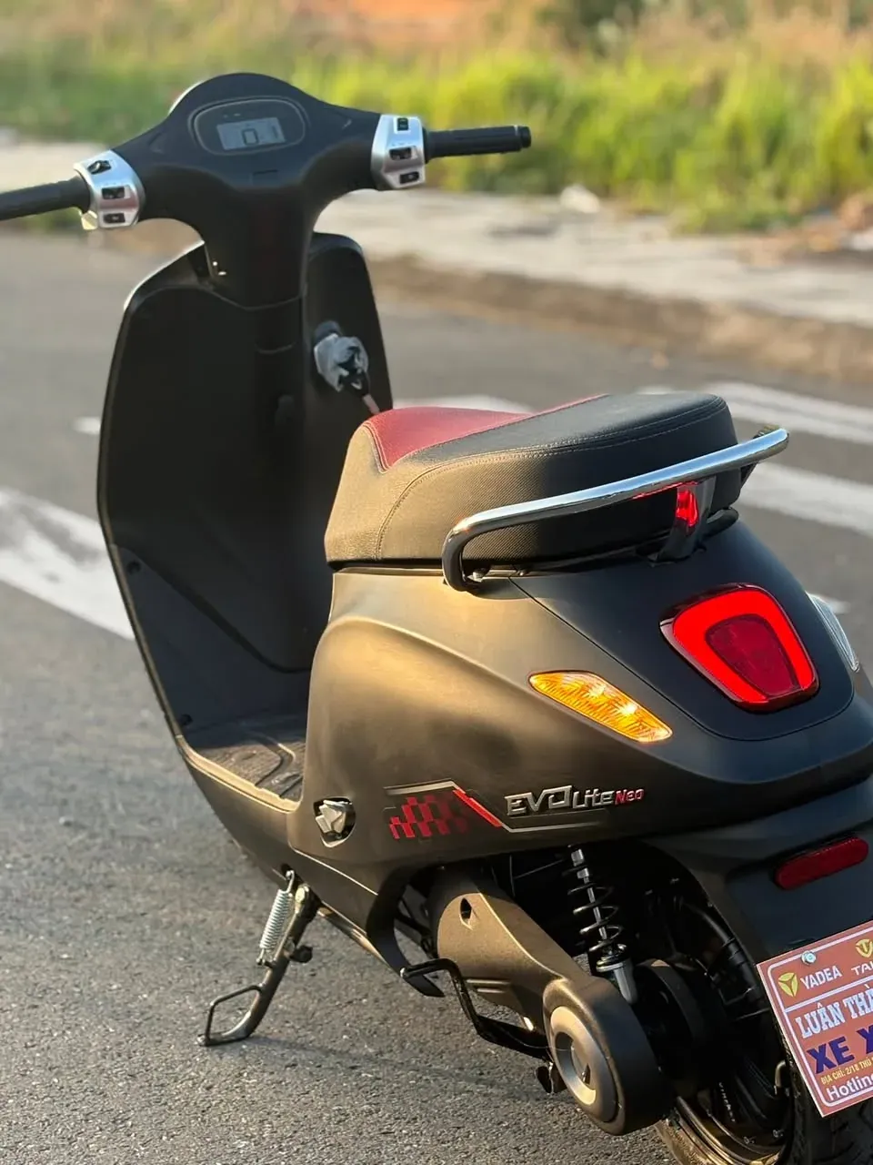 Đuôi xe VinFast Evo Lite Neo đen đỏ tại Luân Thành Công Bình Dương
