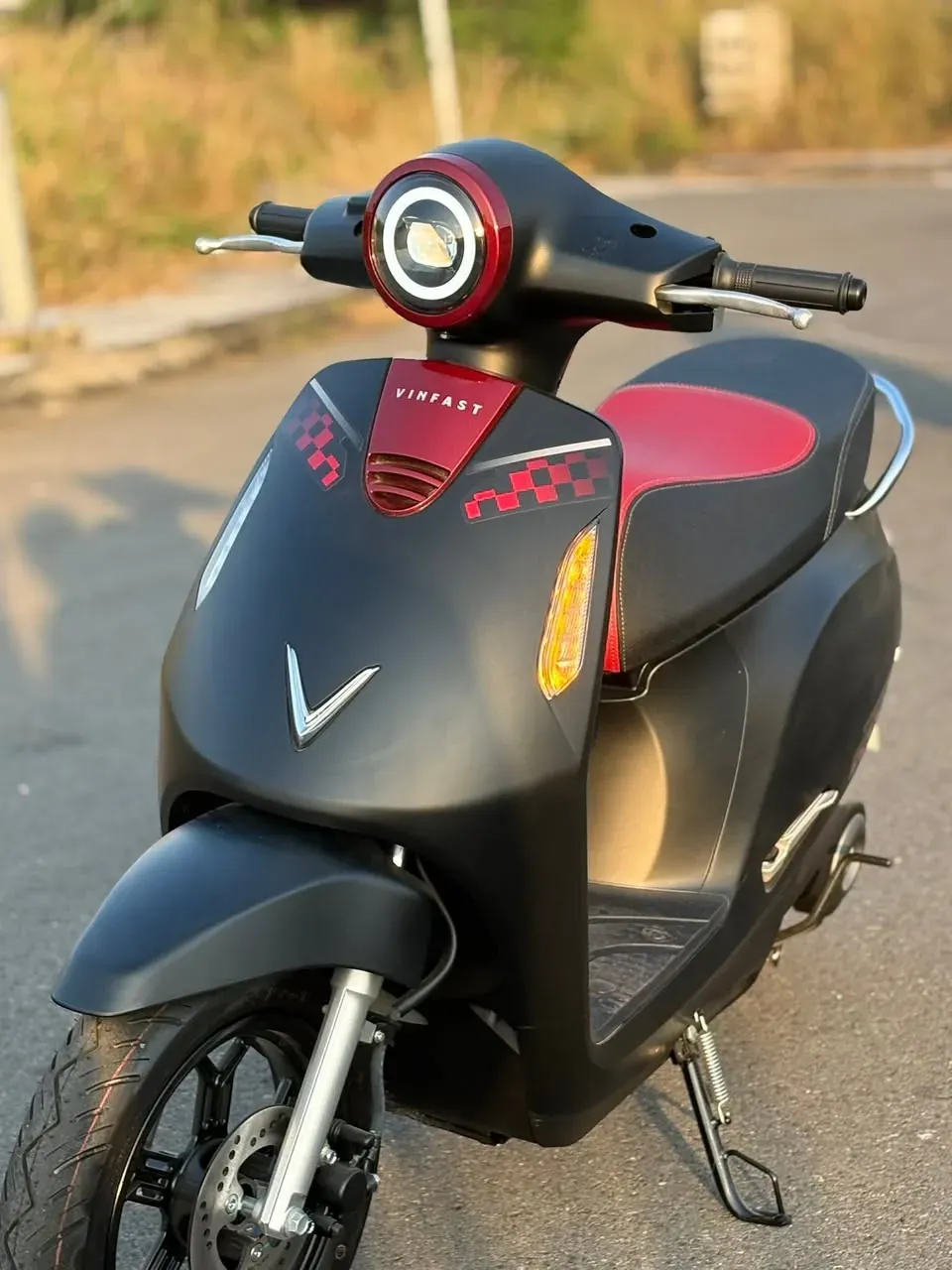 VinFast Evo Lite Neo đen đỏ phía trước tại Luân Thành Công Thuận An Bình Dương