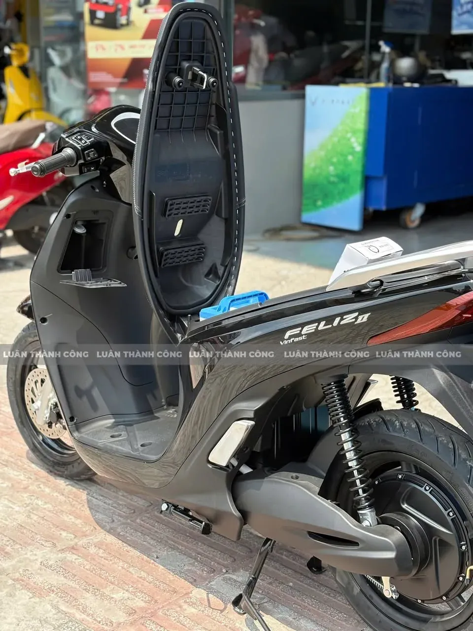 Cốp rộng VinFast Feliz II tại showroom Luân Thành Công Bình Dương
