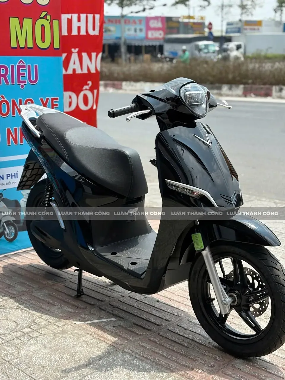 VinFast Feliz II đen trước showroom Luân Thành Công Bình Dương
