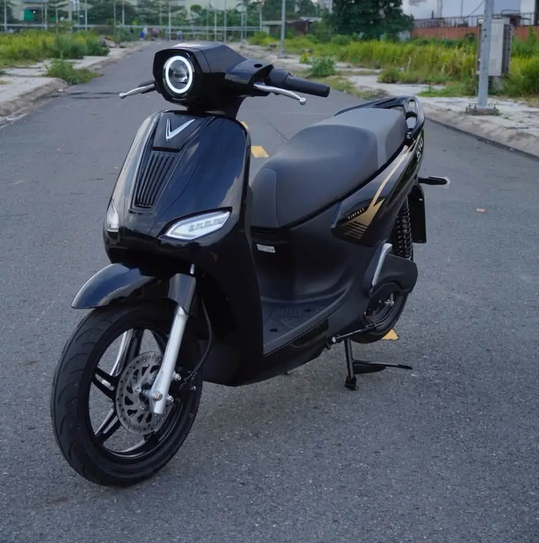 VinFast Kyo đen toàn thân tại showroom Luân Thành Công Bình Dương