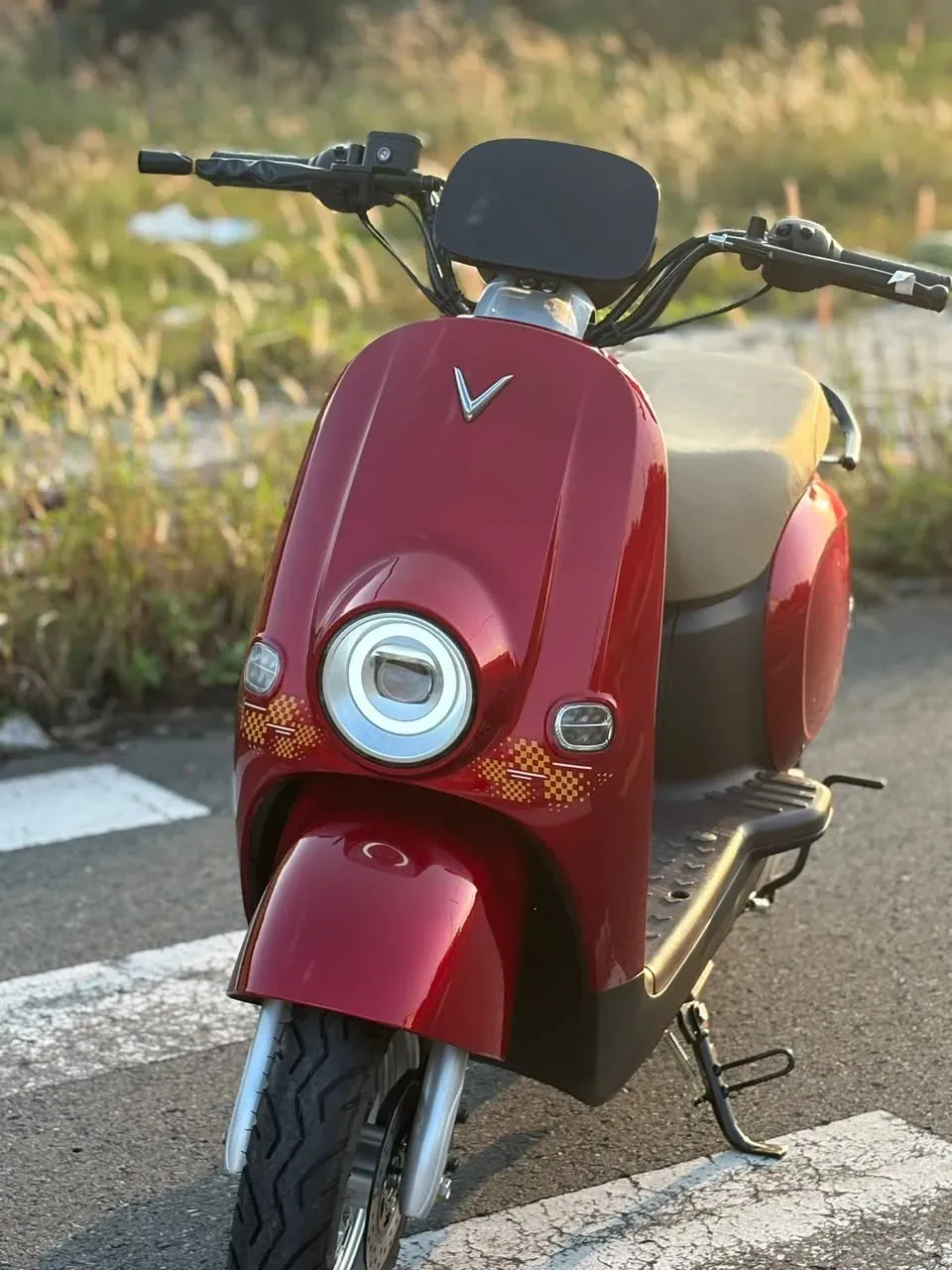 VinFast Motio đỏ tại showroom Luân Thành Công Bình Dương
