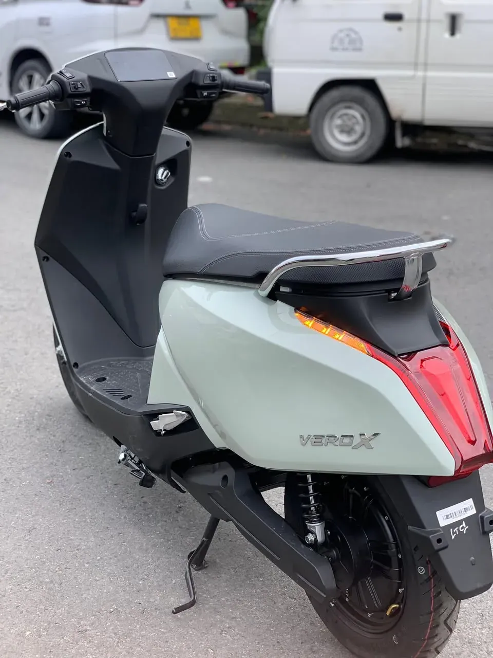 VinFast Vero X xanh ô liu tại showroom Luân Thành Công Bình Dương