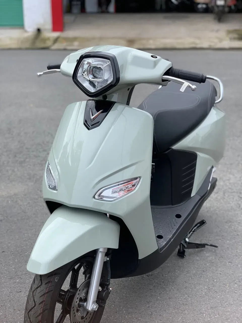 VinFast Vero X xanh ô liu tại showroom Luân Thành Công Bình Dương