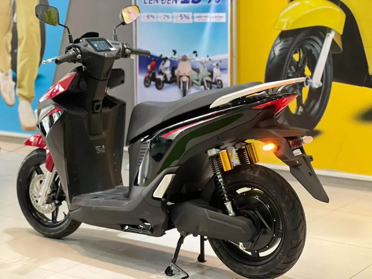 VinFast Viper đen thân xe tại showroom Luân Thành Công Bình Dương