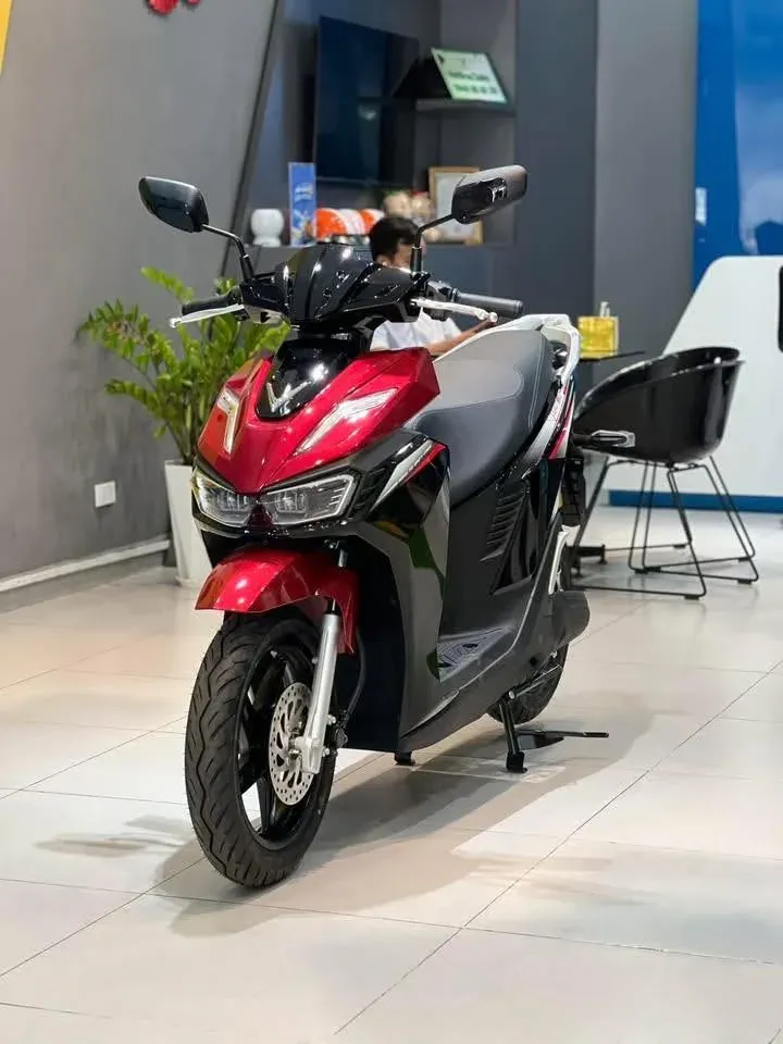 VinFast Viper đỏ đen toàn thân tại showroom Luân Thành Công Bình Dương