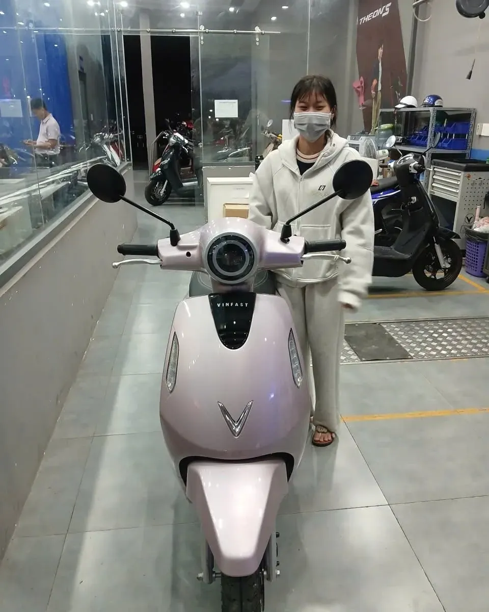 Xe máy điện VinFast dòng đổi pin và sạc tại nhà ở showroom Bình Dương