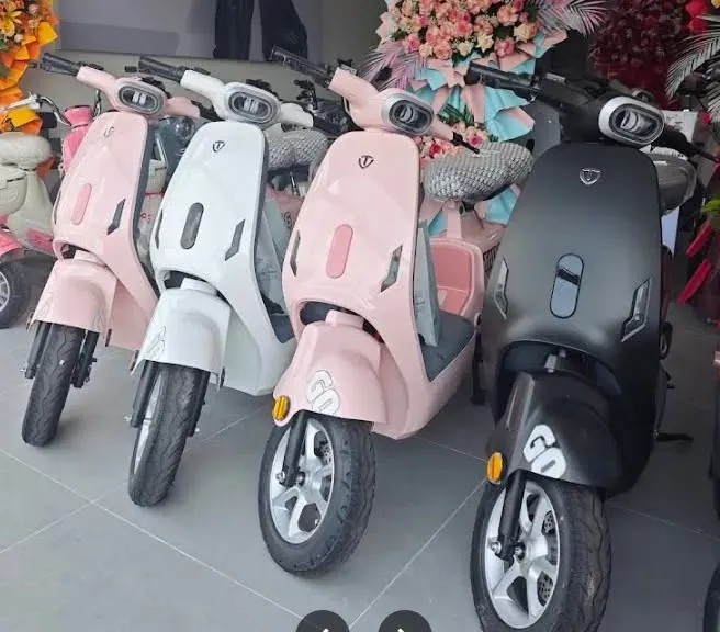Dãy xe đạp điện màu pastel tại showroom Luân Thành Công Bình Dương