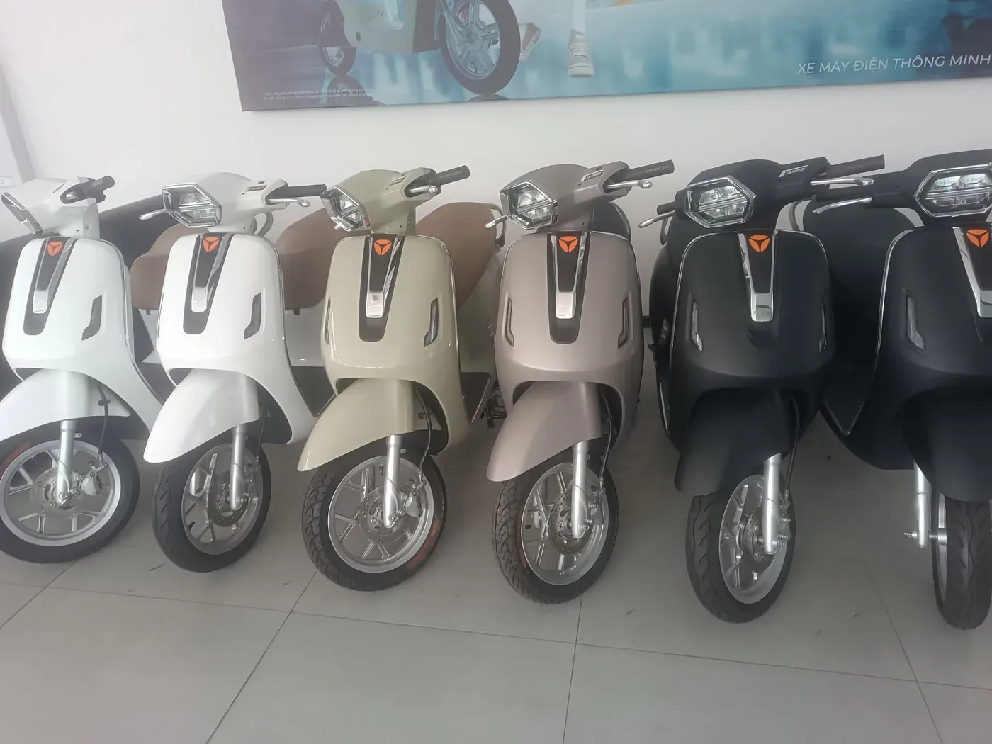 Xe điện Yadea dáng cổ điển nhiều màu tại showroom Luân Thành Công Thuận An Bình Dương