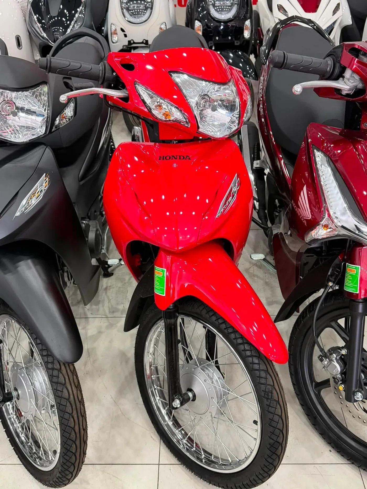 Xe số Honda màu đỏ đen tại Luân Thành Công Bình Dương