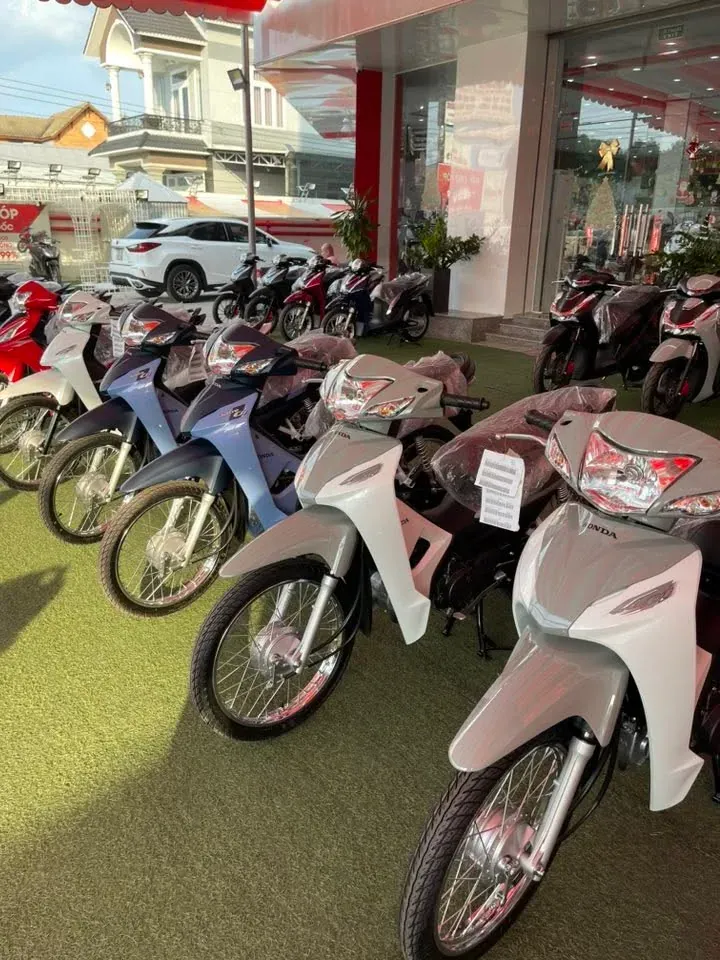 Xe số Honda trắng xanh tại showroom Luân Thành Công Thuận An