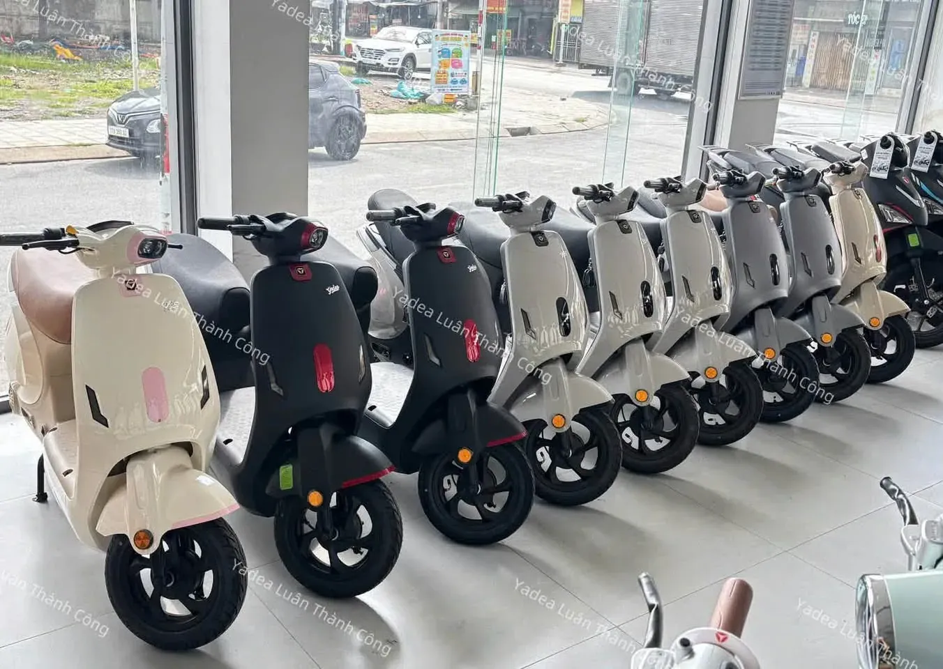 Xe điện Yadea iCandy màu kem và đen tại showroom Luân Thành Công Thuận An